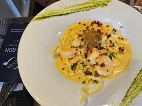 Tagliatelle met scampi's in rivierkreeftsaus bij PAT-RON