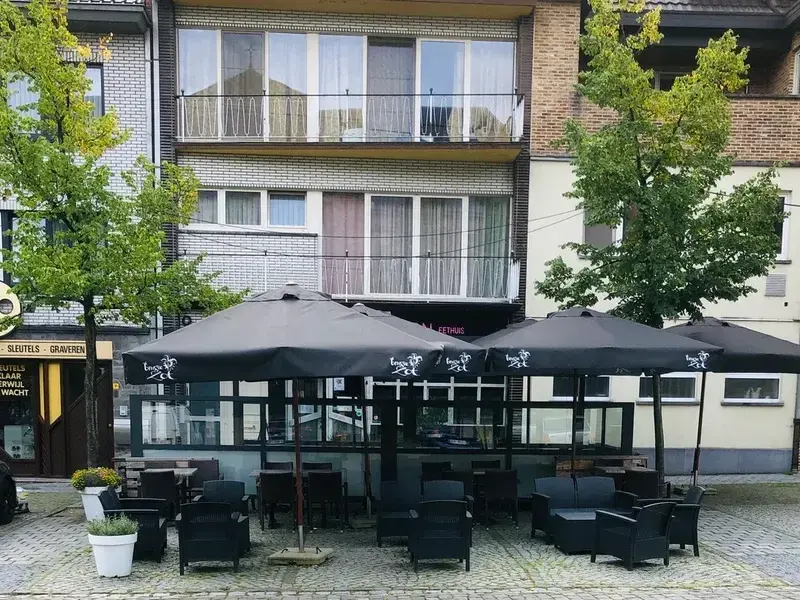 Het terras van PAT-RON op het Marktplein in Diepenbeek